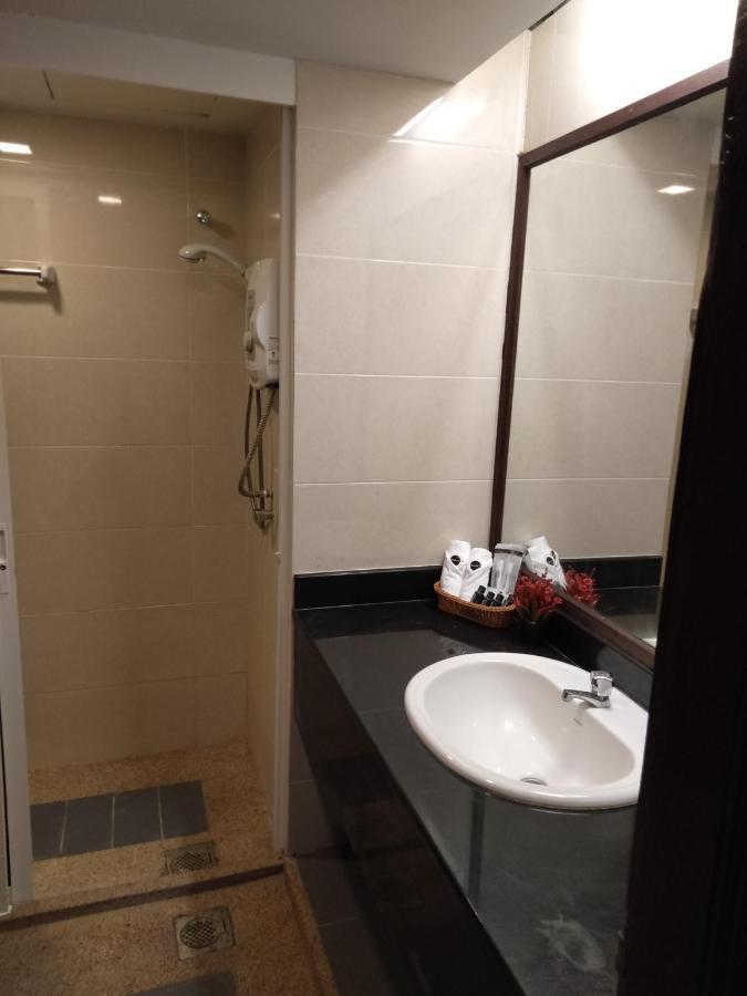 Temu Primula Hotel Kampong Seberang Timor Buitenkant foto