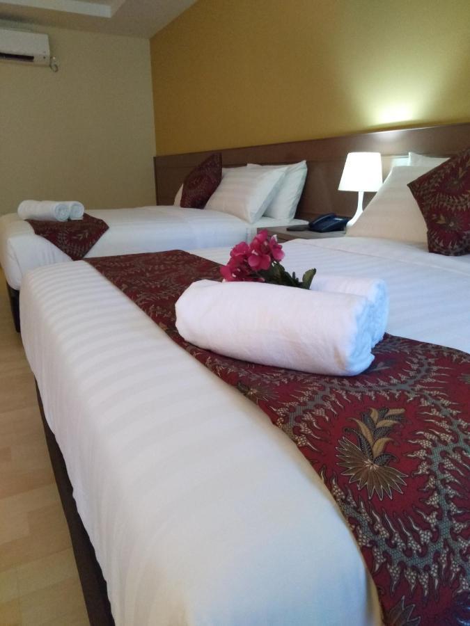 Temu Primula Hotel Kampong Seberang Timor Buitenkant foto